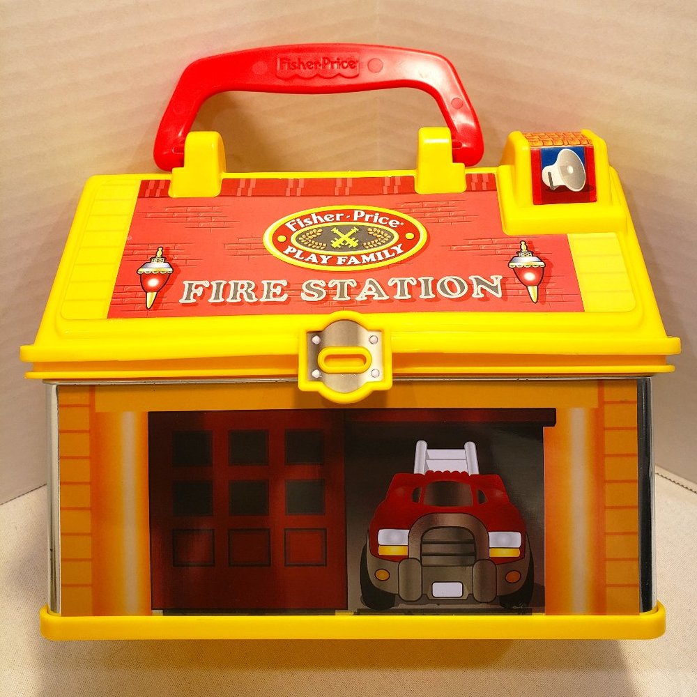 FISHER PRICE FIRE STATION LUNCH BOX - LITTLE PEOPLE - 2008 MATTEL - MPN 0610GHL